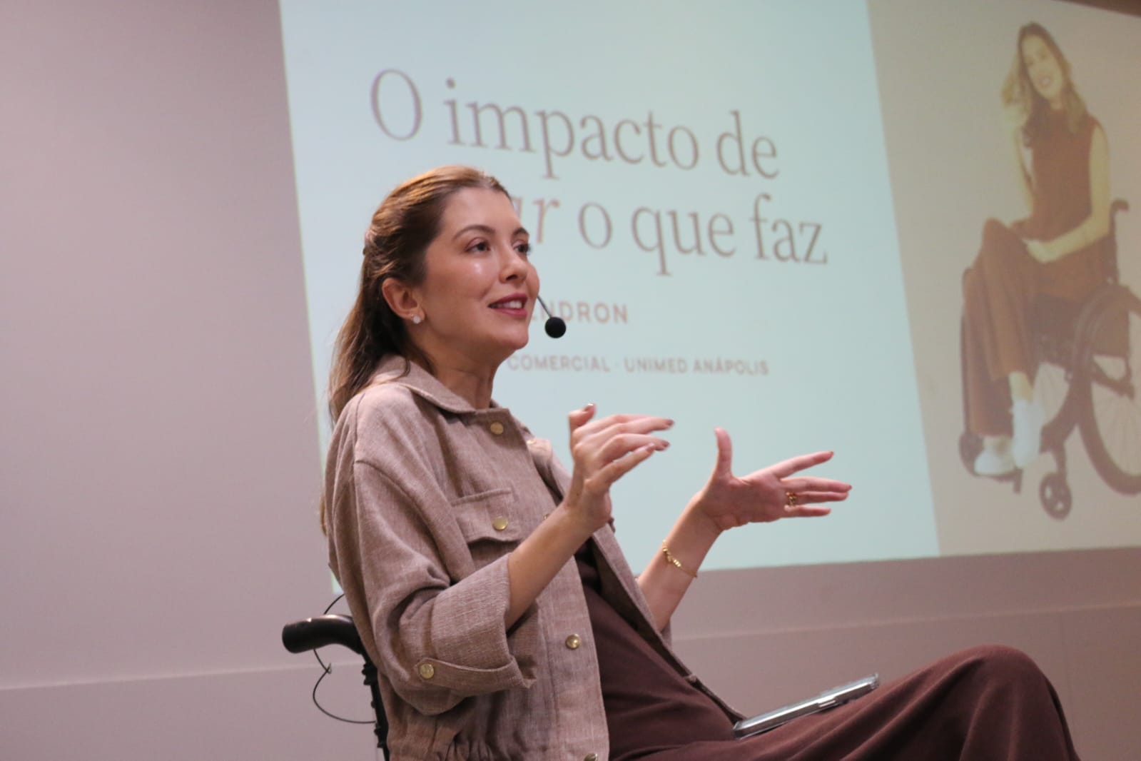 Raquel Zendron durante uma palestra