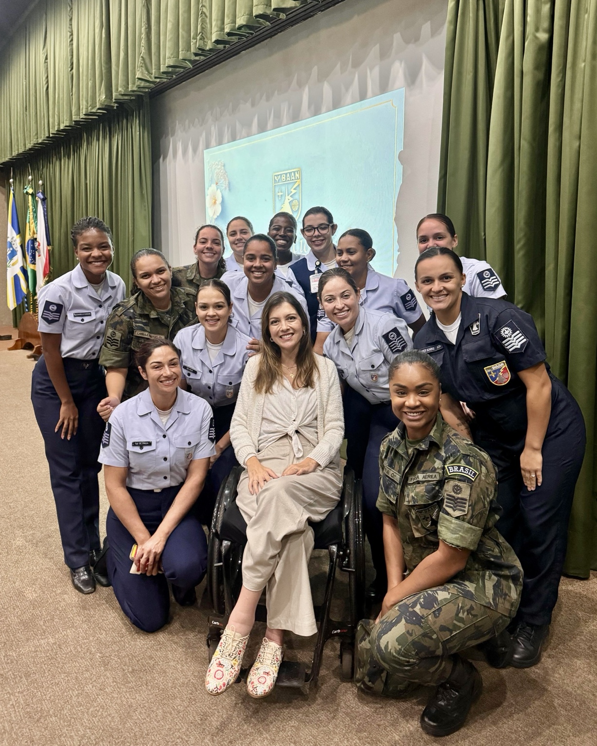 Raquel com participantes após uma palestra