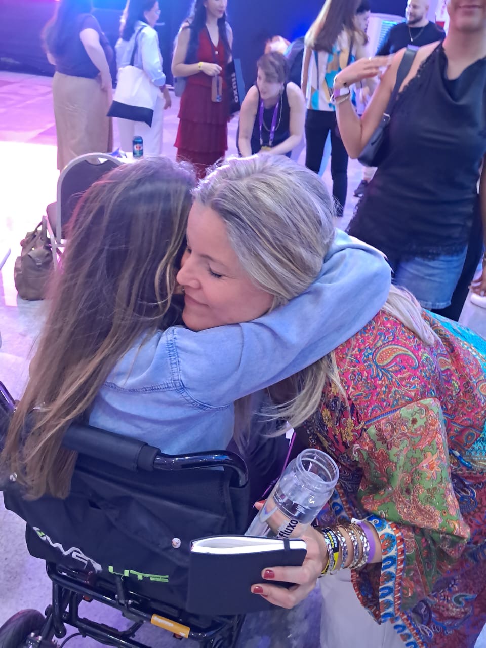 Raquel abraçando uma participante